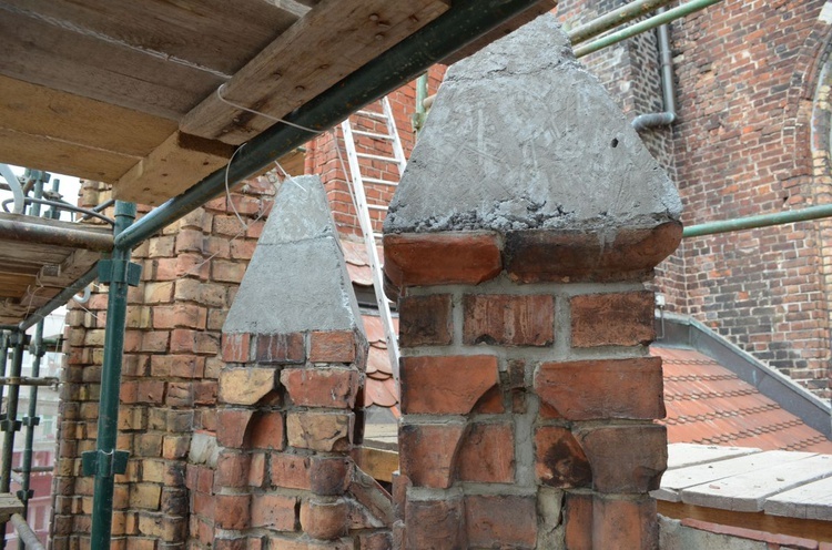 Prace przy kościele Mariackim w Słupsku