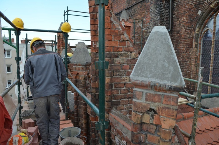 Prace przy kościele Mariackim w Słupsku