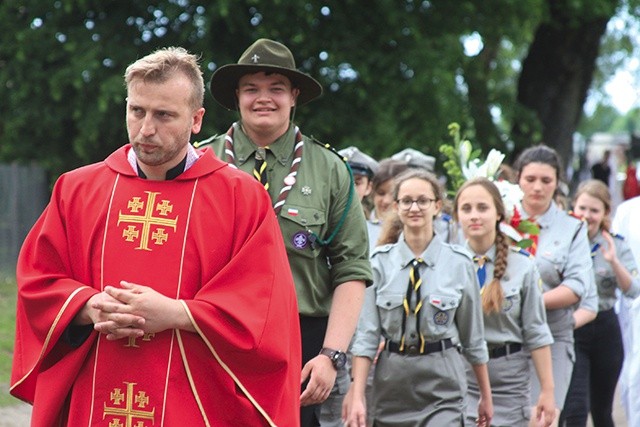 Ks. Mateusz Molak z żuromińskimi harcerzami w drodze do miejsca kaźni w byłym obozie koncentracyjnym.