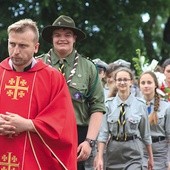 Ks. Mateusz Molak z żuromińskimi harcerzami w drodze do miejsca kaźni w byłym obozie koncentracyjnym.