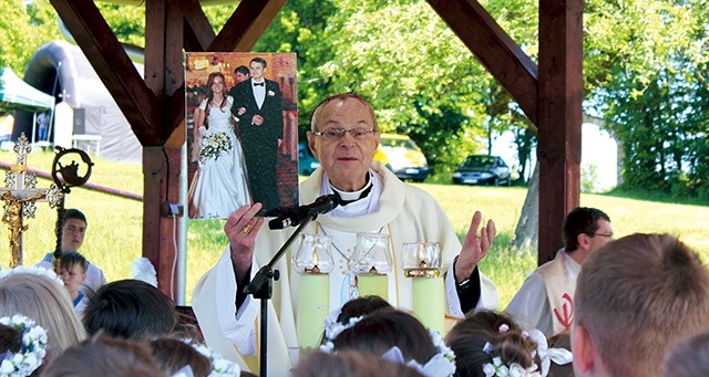 ▼	W czasie Mszy św. bp Antoni wyjaśniał dzieciom, czym jest sakrament małżeństwa.