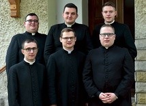 ▲	Od lewej: ks. Błażej Zwolennik, ks. Marceli Mrozek, ks. Tomasz Kula, ks. Mateusz Matusiak, ks. Wojciech Oleksy i ks. Kamil Ożóg. 