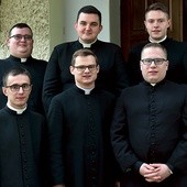 ▲	Od lewej: ks. Błażej Zwolennik, ks. Marceli Mrozek, ks. Tomasz Kula, ks. Mateusz Matusiak, ks. Wojciech Oleksy i ks. Kamil Ożóg. 