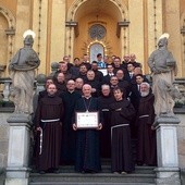 ▲	Pamiątkowe zdjęcie z afiliowanymi do zakonu kapłanami.