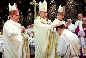 Metropolita prosił neoprezbiterów, by łączyli swoje kapłaństwo ze szczególnym zawierzeniem Maryi. 