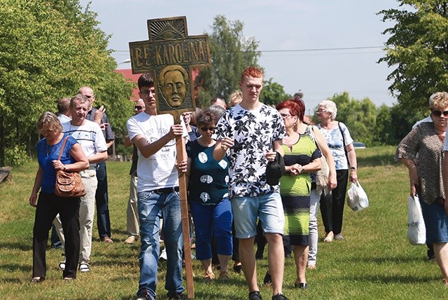 ▲	Pątnicy przeszli m.in. szlakiem męczeństwa  bł. Karoliny  w Wał-Rudzie.