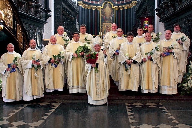 ▼	Po uroczystej Mszy św. przyszedł czas na zdjęcie jubilatów z metropolitą gdańskim.