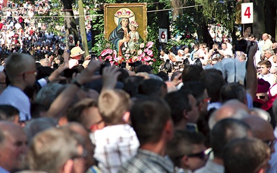 Procesja z sanktuarium na kalwarię.