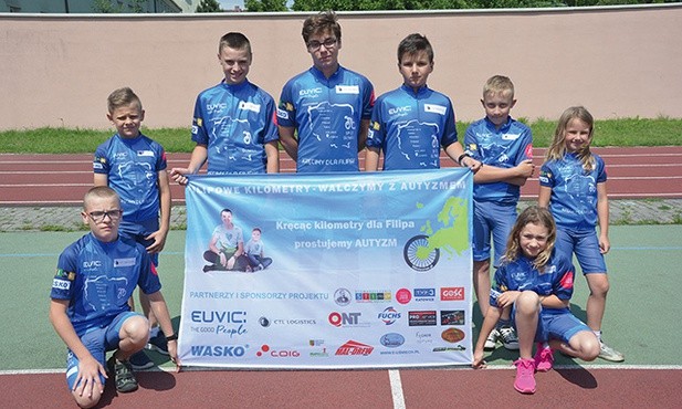 Grupa w strojach zaprojektowanych na tę wyprawę  – niebieskich, w kolorze autyzmu.