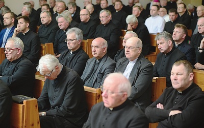 Na modlitwie zgromadziło się wielu warmińskich kapłanów.