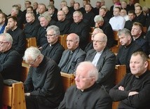 Na modlitwie zgromadziło się wielu warmińskich kapłanów.