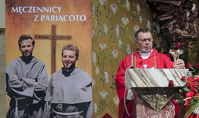 ▲	Ks. Stanisław Wójcik odebrał relikwie Męczenników z Peru w imieniu parafian ze Złotych Łanów.
