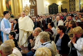 ▲	Biskup Piotr Greger udzielił wszystkim uczestnikom błogosławieństwa Najświętszym Sakramentem.