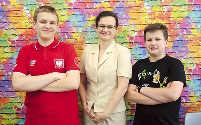 ►	Marta Mol z synami – Szymonem (po lewej), laureatem olimpiady geograficznej, i Tomaszem – laureatem wojewódzkiego konkursu z matematyki.