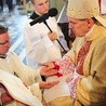 Szafarzem sakramentu był biskup sandomierski.