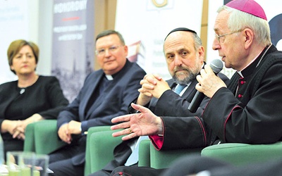 ◄	Od lewej: Małgorzata Nowak-Barcińska,  ks. Mirosław S. Wróbel,  rabin Michael Schudrich,  abp Stanisław Gądecki.
