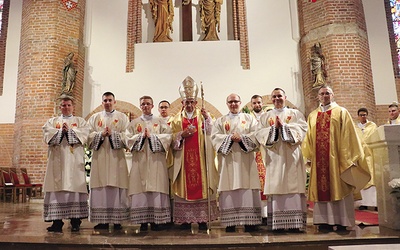 Wspólne zdjęcie diakonów z biskupem i przełożonymi.