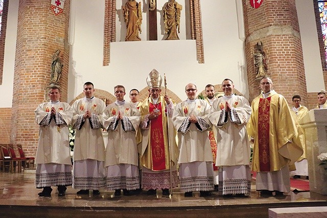 Wspólne zdjęcie diakonów z biskupem i przełożonymi.