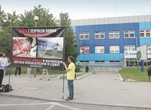 ▲	Transparent wywoływał u przechodzących spore emocje.