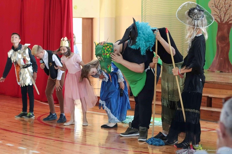 XVI powiatowy festiwal pn.: ”Przyjaźń nie jedno ma imię”.