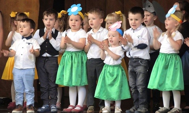 Najmłodsi z przejęciem śpiewali i tańczyli dla swoich rodziców