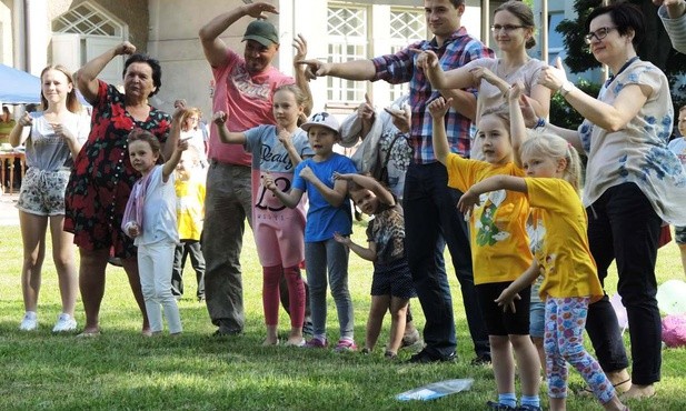 Maluchy porwały do zabawy rodziców i dziadków