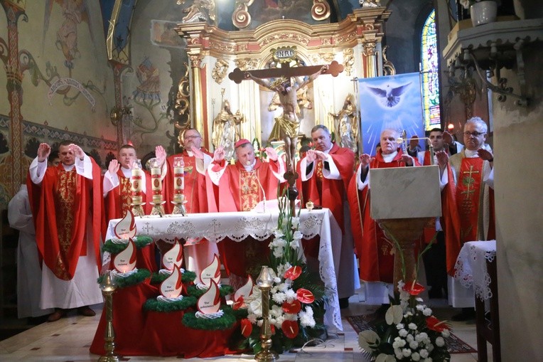 Bierzmowanie w Ujanowicach