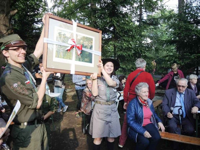 Druhowie z reprodukcją obrazu Jana Styki, podarowaną im przez Tadeusza Wróbla