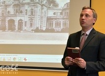  Wojciech Kempa w czasie prelekcji w świdnickiej siedzibie Civitas Christiana.