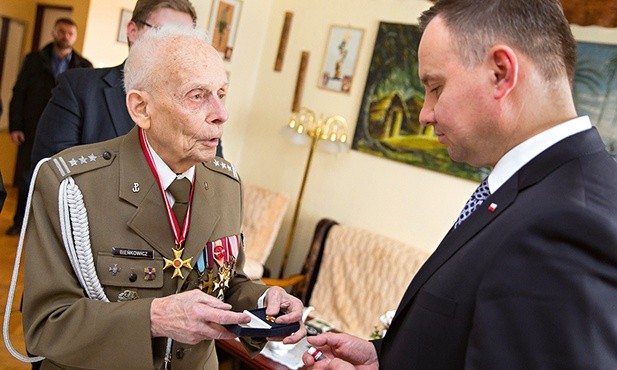 Gen. Tadeusz Bieńkowicz przekazuje prezydentowi Andrzejowi Dudzie więzienny krzyżyk.