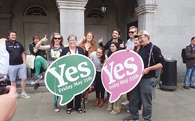 Za ograniczeniem ochrony życia nienarodzonych dzieci zagłosowało aż 66,4 proc. Irlandczyków. Nikt się nie spodziewał, że mieszkańcy Zielonej Wyspy tak licznie oddadzą głos na rzecz prawa do aborcji.