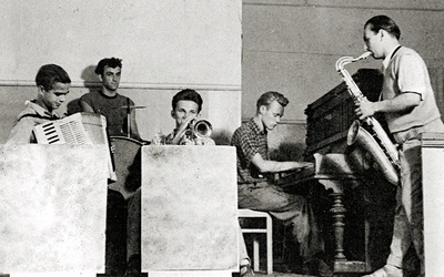 Koncert zespołu jazzowego Melomani w Ustroniu Morskim w 1958 r. Krzysztof Komeda przy pianinie.