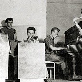 Koncert zespołu jazzowego Melomani w Ustroniu Morskim w 1958 r. Krzysztof Komeda przy pianinie.