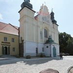 Niech nas nie zmyli barokowa fasada.  Kościół Świętej Trójcy  to świątynia romańska.