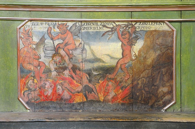 Pięknie zdobione konfesjonały  z 1741 r. pouczają  nie tylko malowidłami, ale i napisami w języku polskim.