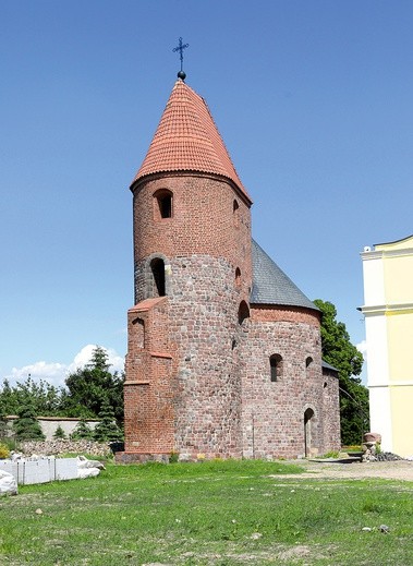 Największa romańska rotunda w Polsce ma bardzo grube mury. Przy wejściu mierzą one 1,10 m, a pod wieżą 2,65 m.
