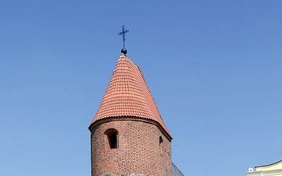 Największa romańska rotunda w Polsce ma bardzo grube mury. Przy wejściu mierzą one 1,10 m, a pod wieżą 2,65 m.