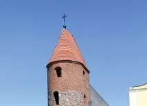Największa romańska rotunda w Polsce ma bardzo grube mury. Przy wejściu mierzą one 1,10 m, a pod wieżą 2,65 m.