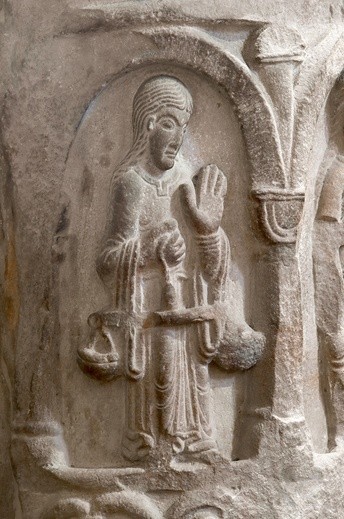 Jedną z cnót przedstawionych na kolumnie południowej jest sprawiedliwość.