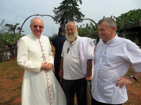 Ks. Stanisławek (w środku) podczas wizyty abp Budzika w 2015 r. 
