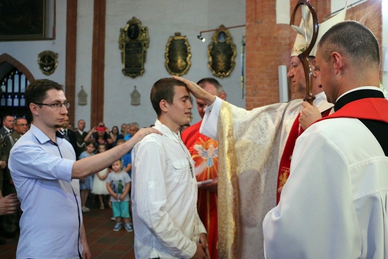 Bierzmowanie i 15-lecie bazyliki garnizonowej we Wrocławiu