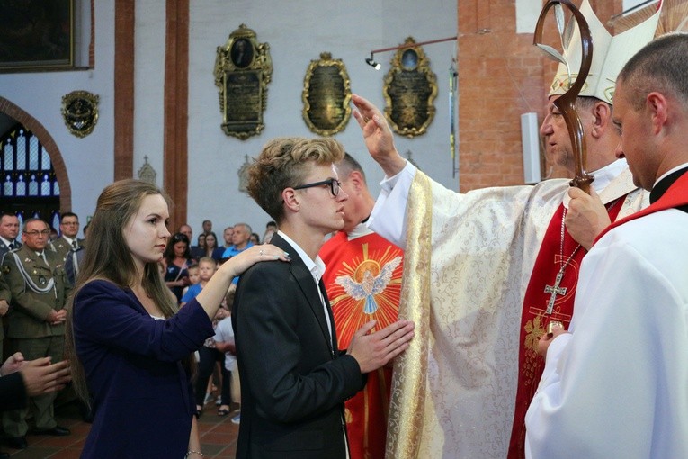 Bierzmowanie i 15-lecie bazyliki garnizonowej we Wrocławiu