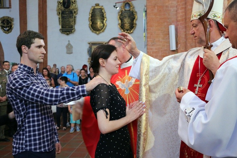 Bierzmowanie i 15-lecie bazyliki garnizonowej we Wrocławiu