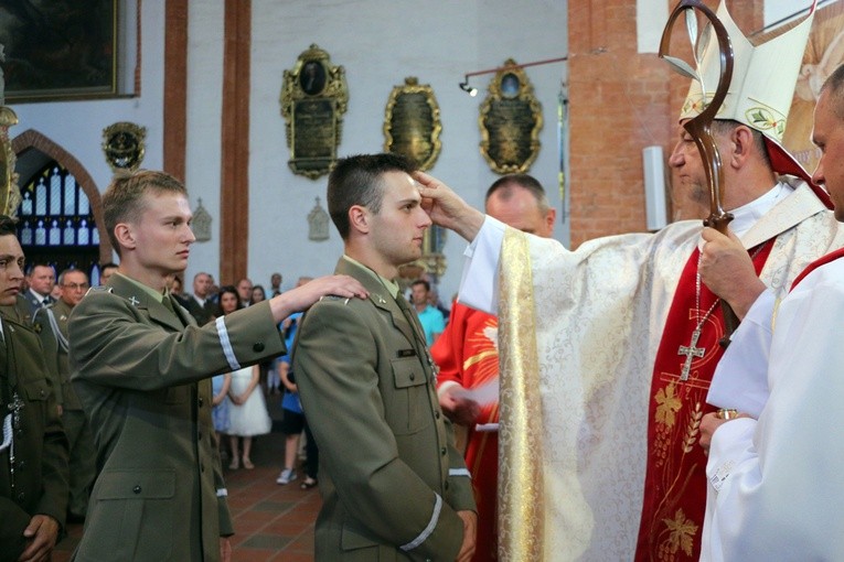 Bierzmowanie i 15-lecie bazyliki garnizonowej we Wrocławiu