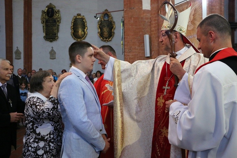 Bierzmowanie i 15-lecie bazyliki garnizonowej we Wrocławiu