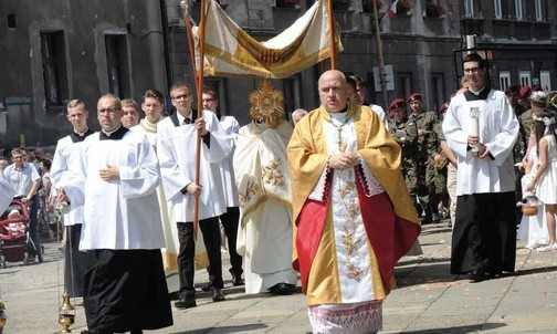 Procesja Bożego Ciała idąca z katedry, zakończyła się w Białej