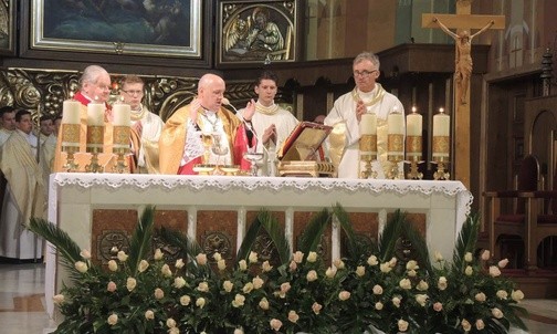Bp Piotr Greger przewodniczył Mszy św. na rozpoczęcie procesji Bożego Ciała w bielskiej katedrze św. Mikołaja