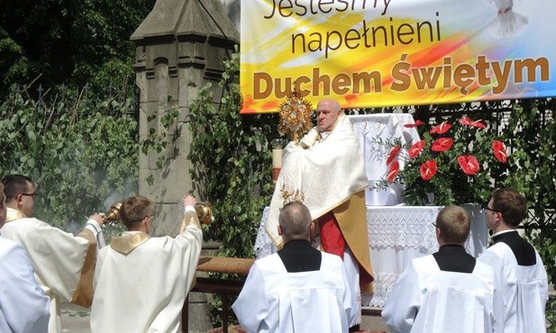 Błogoslawieństwo przy pierwszym ołtarzu - obok kościoła Trójcy Przenajświętszej