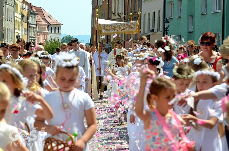 Dzieci usłały niesionemu Panu Jezusowi dywan kwiatów.