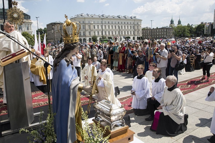 Tysiące warszawiaków na procesji Bożego Ciała